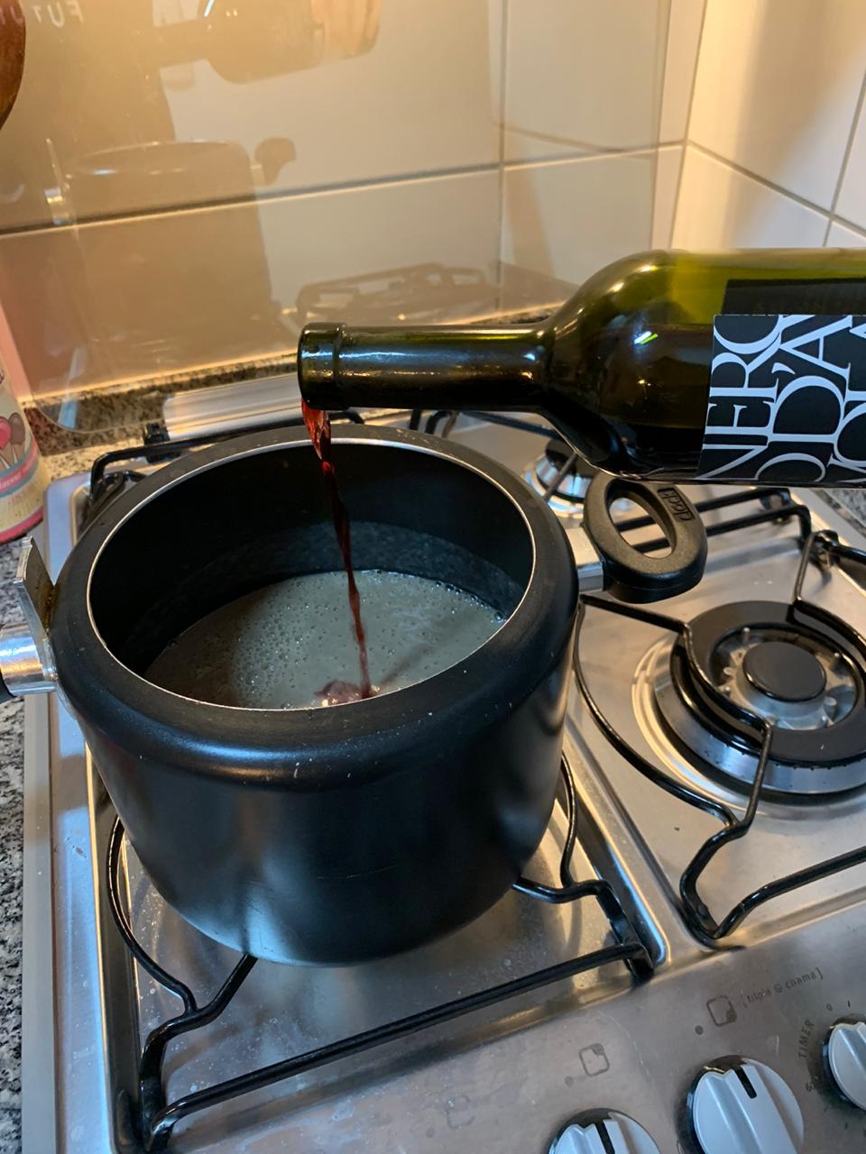 Vinho tinto italiano na sopa creme